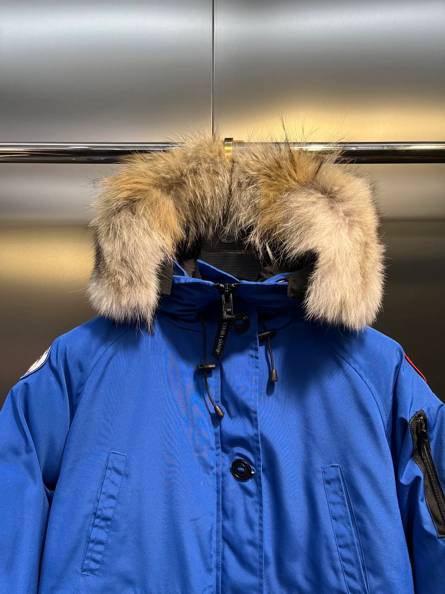 P780 CANADA GOOES 02 model Chilliwa bomber jacket 02 model, chosen by Arctic and Antarctic scientific expedition teams as their cold-proof equipment, the Rolls-Royce of down jackets. ➖ Industry-leading anti-counterfeiting chip sensing. ➖ Imported Behringer embroidery machines and customized embroidery labels, the highest level and industry leading. ➖ Imported Korean 21-count polyester-cotton blended original fabric, TC85 waterproof coated fabric, water-repellent, windproof and wear-resistant. ➖ The new national standard 80 white duck down is filled with an average of 520 grams of down. The amount of down filled is industry-leading. ➖ 100% nylon lon lining with double double-layer sealing design to prevent velvet running, seamless thread design on cuffs! ➖ Western Canadian Green Wolf Collar. ➖ Yoshida YKK provides original factory-customized electroplated sliders. YKK two-way lockable zippers are tight and smooth and do not peel off paint. ➖ 3M composite Velcro is durable and the accessories and hardware are all custom-made. Note: Our copywriting is only simple and clear. Instead of bragging about the copywriting, it is better to compare and understand with samples. Only for the purest, most focused, most professional, highest quality, and highest sex!  size：xs-xl